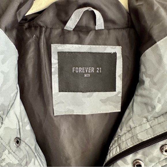 Men's Gray Reflective Camo Puffer Jacket - Size M - Picture 8 of 9